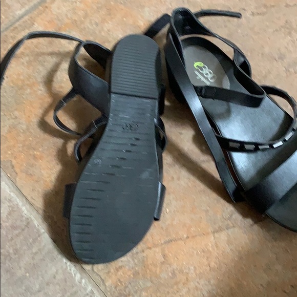 Women’s size 7 sandals like new barley worn. - Picture 2 of 2